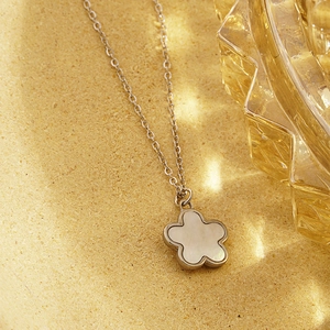 Élégant collier en acier inoxydable argenté avec pendentif fleur et nacre blanche