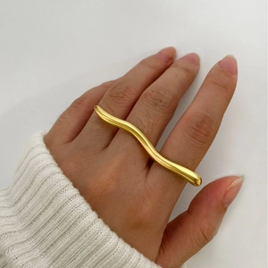 Bague en acier inoxydable plaqué or 18k poli avec un design élégant à lignes ondulées
