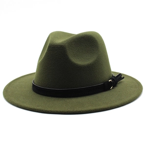 Dettaglio cappello in lana verde scuro con nastro nero e fibbia dorata con nappa