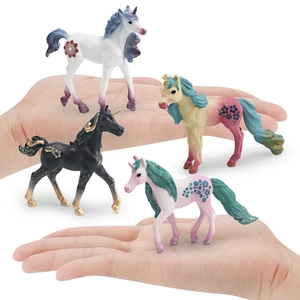 Set di quattro statuette di unicorni in miniatura colorati con dettagli glitterati