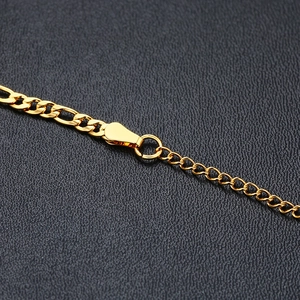 Detail of adjustable gold-plated stainless steel chain with lobster clasp for children
