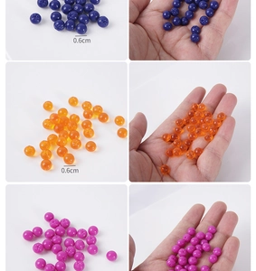 Makroaufnahme von 0,6 cm PVC-Blaubeeren und bunten Miniaturfrüchten für DIY-Deko