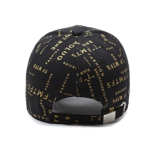 Vue arrière de la casquette noire en coton avec lettrage doré et boucle métallique