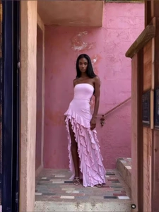 Robe bustier rose avec volants multicouches et ourlet fendu pour soirée d'été chic