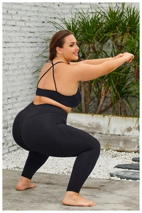 Vue arrière du legging de yoga noir grande taille et du soutien-gorge de sport