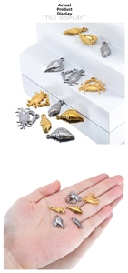 Detaillierte Nahaufnahme kleiner Meeresanhänger in Gold und Silber für DIY-Schmuck