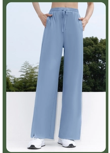 Vista detallada de pantalones de yoga azul claro con pernera ancha y cintura elástica