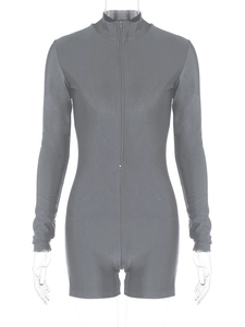 Detail eines grauen, schmal geschnittenen Bodysuits mit langen Ärmeln und Frontreißverschluss