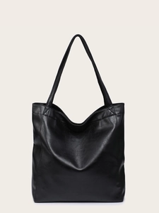 Détail du sac cabas en cuir vintage noir montrant la texture douce et les coutures