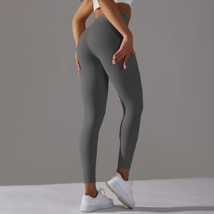 Vue arrière du legging de yoga taille haute montrant l'effet galbant en gris foncé