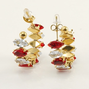 Vista macro de los pendientes de aro bañados en oro de 18K con circonitas talla marquise