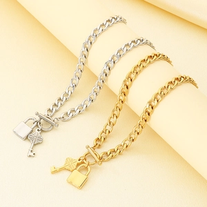 Vue détaillée de bracelets gourmettes argentés et dorés avec pendentifs serrure et clé