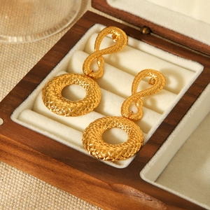 Boucles d'oreilles créoles en acier doré 18 carats avec texture serpent et double anneau