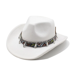 Chapeau de cowboy blanc en feutre avec ruban ethnique et pendentifs de feuilles