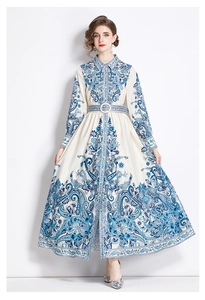 Détail de l'imprimé cachemire sur robe ivoire avec motifs floraux et ceinture assortie