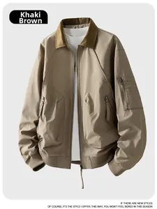Dettaglio del bomber kaki marrone con colletto a contrasto e tasche multiuso