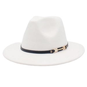 Détail d'un chapeau jazz en feutre blanc avec bandeau en cuir noir et boucle dorée