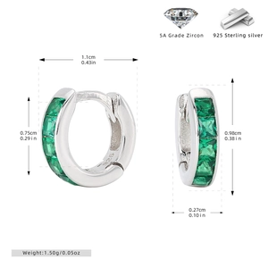 Détail des créoles en argent sterling S925 avec zircons verts et mesures de dimensions