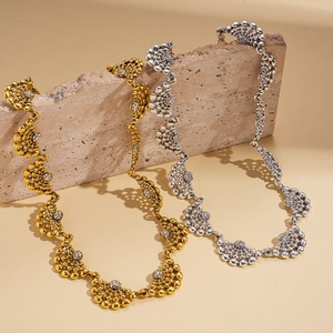 Ensemble de deux colliers avec pendentifs circulaires évidés sertis de diamants dorés et argentés