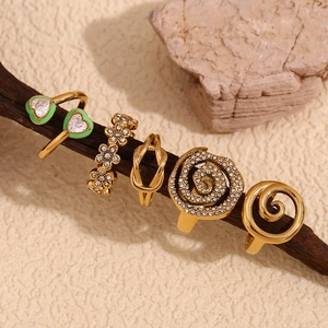 Set of 5 18K gold plated stainless steel rings with green enamel heart and floral patterns