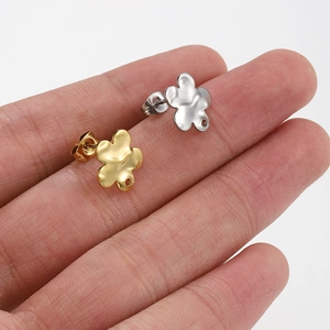Mano con orecchini a fiore irregolare in acciaio inossidabile oro e argento