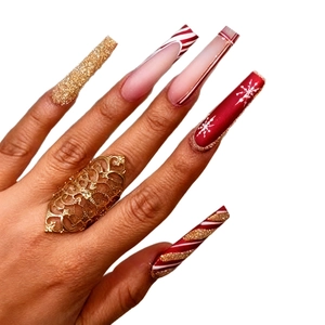 Festive Christmas press-on nails with red snowflakes and a gold hollow filigree ring