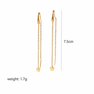 Dettaglio degli orecchini a stella in oro 18K con info su lunghezza 7,5cm e peso 1,7g