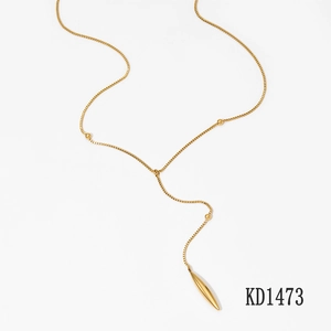 Détail du collier en Y doré avec perles et un pendentif conique en métal poli sur blanc