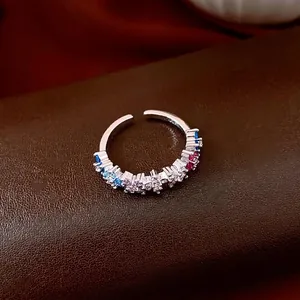 Exquisiter vergoldeter 18k Ring, verstellbar mit lebhaften bunten Zirkonsteinen
