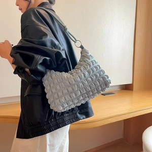 Dettaglio borsa a spalla azzurra increspata con tracolla in pelle e anello in metallo