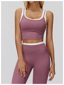 Detail eines rosa zweiteiligen Yoga-Sets mit kontrastierendem Crop-Top und hoher Leggings