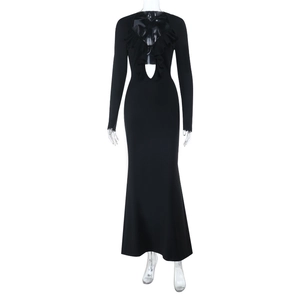 Detalle del elegante escote en V con volantes y diseño calado en vestido negro