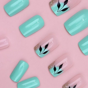 Eleganti unghie finte verde menta e rosa glitterato con motivi a foglia minimalisti