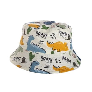 Dettaglio cappello sole per bambini con stampe dinosauri su tela di cotone beige