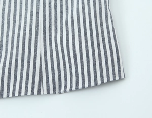 Gros plan détaillé du tissu à rayures verticales noires et blanches et de l'ourlet