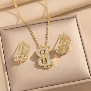 Goldenes Schmuckset mit Bitcoin-Symbol-Anhänger und Ohrringen mit Pavé-Diamanten