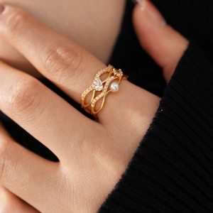 Nahaufnahme des mehrlagigen 18k vergoldeten Rings mit Zirkon-Tropfen und edlen Perlen