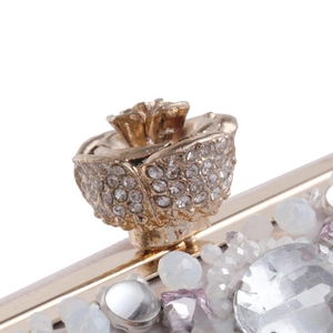 Dettaglio di borsa da sera di lusso con chiusura a rosa di strass e ricamo di perle
