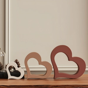 Set di 3 decorazioni a cuore traforate in toni bianco e argilla per l'arredo di casa