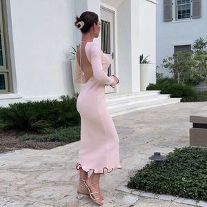Detalle de un vestido de punto rosa con espalda descubierta y dobladillo volante