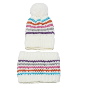 Set invernale in maglia bianca a righe arcobaleno, berretto con pompon e sciarpa ad anello