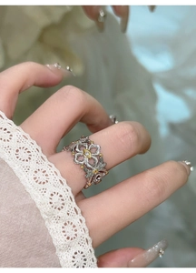 Détail macro d'une bague florale vintage en dentelle avec accents dorés et zircon