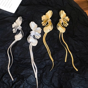 Détails de boucles d'oreilles pétales en or et argent avec longs glands en maille serpent