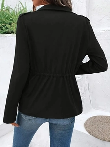 Detailansicht der Rückseite einer schwarzen Damenjacke mit Kordelzug an der Taille und Ärmeln