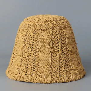 Détail macro de la texture maille torsadée épaisse sur le chapeau cloche jaune