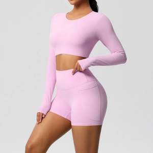 Detail van roze yoga shorts met zijzak en hoogwaardige elastische tailleband stof