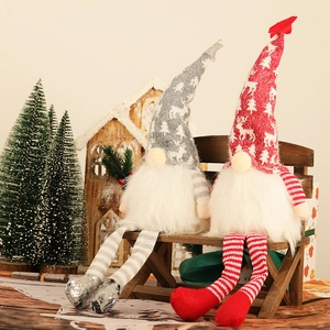 Gnomes de Noël lumineux avec longues jambes rayées sur banc en bois décoratif de fête