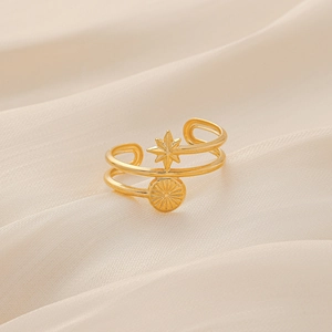 Détail d'une bague double couche dorée ajustable avec motifs étoile et soleil
