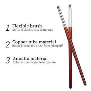 Détail de pinceaux dégradés nail art avec manches en bois de rose et poils biseautés souples