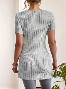 Detailaufnahme der hellgrauen Rippstrick-Textur und schmalen Passform des Damen-Tops
